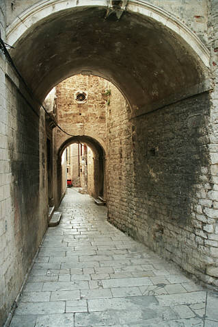 Uliczka przy kościele św, Barbary z XV wieku położonym w labiryncie podobnych uliczek