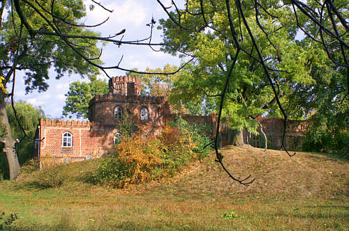 Neogotycki pałacyk Zawiszów z XIX wieku, zbudowany na murach dawnego zamku