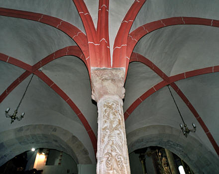 Romańska kolumna wspierająca gotyckie sklepienie