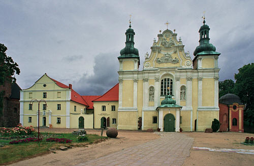 Kościół Świętej Trójcy i Najświętszej Marii Panny z XII wieku, przebudowany w XV wieku