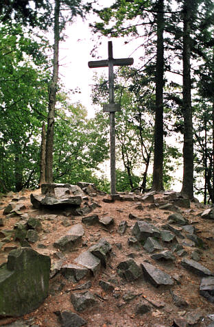 Szczyt Łysicy (najwyższy w Górach Świętokrzyskich - 612m),  z krzyżem. 