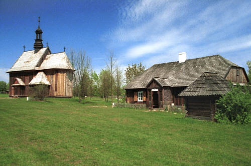 Drewniany kościółek i dom aptekarza w skansenie