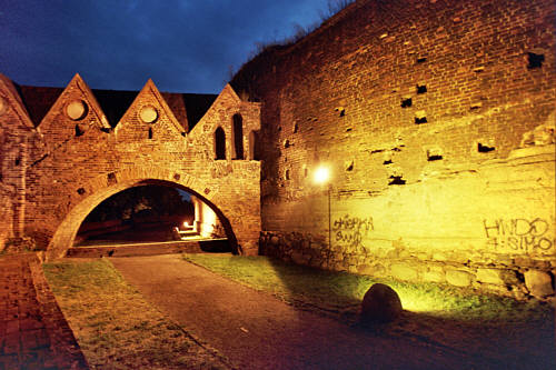 Mury i most łączący Gdanisko z właściwym zamkiem