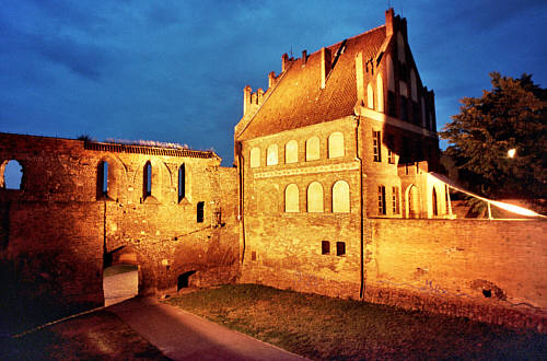 Dwór Mieszczański nocą, widziany z ruin zamku