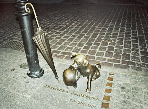 Mini pomnik upamiętniający Z. Lengrena -  grafika, który narysował m.in. serię z Profesorem Filutkiem i psem Fafikiem