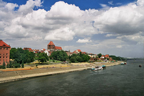 Widok na Toruńz wielkiego mostu na Wiśle