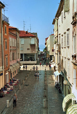 Ulica starego miasta widziana z murów obronnych