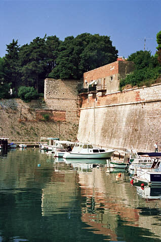 Mury obronne, częściowo jeszcze z czasów rzymskich