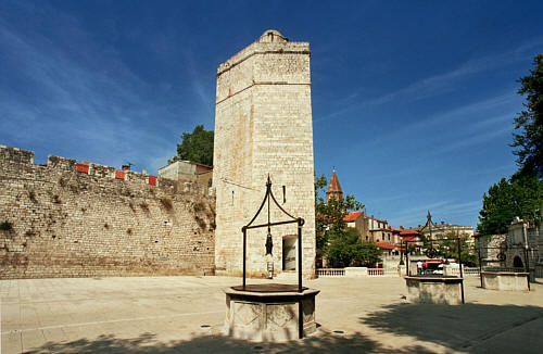 Plac Pięciu Studni z poteżną wieżą obronną, zwany tak od XVI w. gdy znajdowała się tu wielka cysterna z wodą i 5 studniami do jej czerpania. 