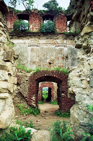 Wnętrza ruin klasztoru
