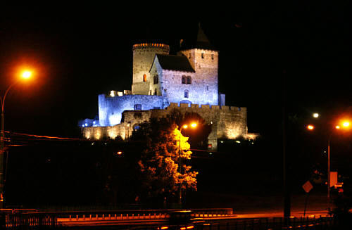 Zamek jest pięknie oświetlony nocą