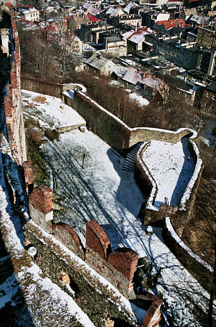 Widok z wieży na zamek dolny i attykę