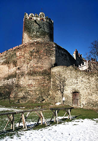 Wieża z charakterystycznym dziobem -  najstarsza część zamku