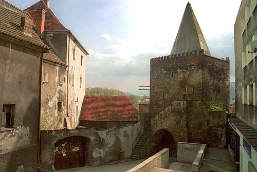Brama Wodna, a po lewej dawna obronna wieża wójtowska