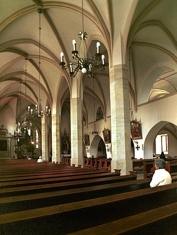 Wyjątkowe wnętrze kościoła z jednym rzędem kolumn po środku