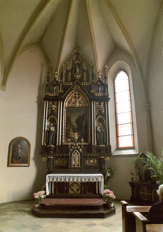 Jeden z ołtarzy w kościele i zabytkowe sklepienia
