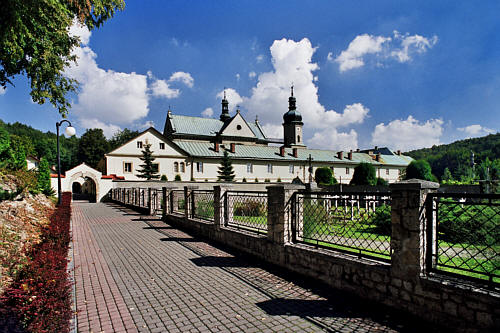 Czerna - Klasztor karmelitów bosych, położony w pięknej okolicy