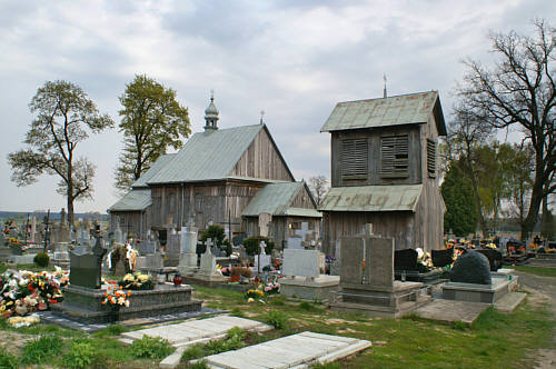 Drewniany kościół  p.w. Wszystkich Świętych z XVIII w.