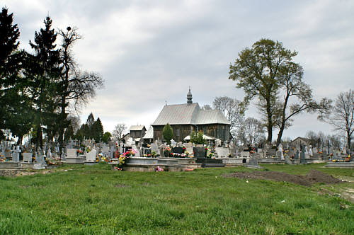 Kościół w otoczeniu cmentarza