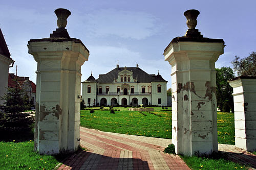 Widok na pałac zza pozostałości dawnej bramy