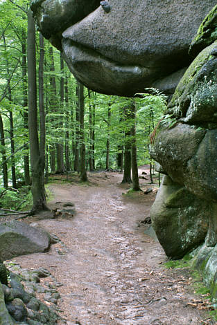 Wspaniałe skały przy końcu szlaku do wodospadu Szklarki