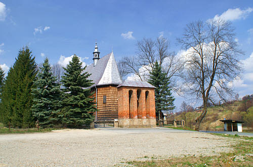 Kościół w Golcowej  należy do najstarszych  zachowanych świątyń drewnianych w Polsce