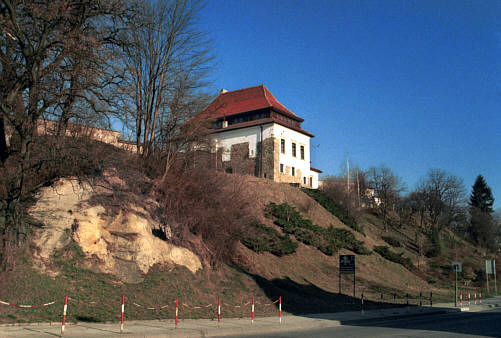 Gorlice - Przebudowany dwór obronny Karwacjanów z XV wieku