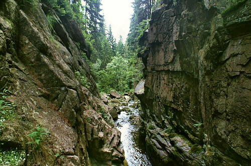 Kanion rzeki Kamieńczyk przy wodospadzie