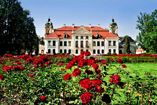 Pałac Zamoyskich z XVIII wieku - elewacja ogrodowa