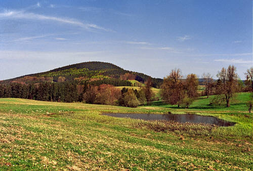 Zdjęcie okolicy wzgórza zamkowego z górami  (Wzgórza Lewińskie w Sudetach Środkowych) i stawem