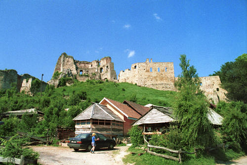 Zamek Kamieniec z końca XIV wieku, którego dzieje były inspiracją do napisania przez Fredrę Zemsty 
