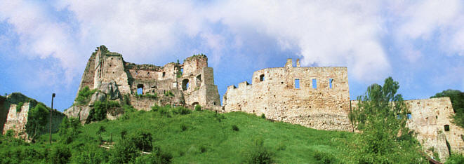 Zamek Kamieniec, podzielony na 4 części, od lewej: przedzamcze zach., zamek górny, średni i przedzamcze wsch.