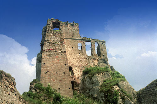 Odrzykoń - Mury zamku górnego, widok z przedzamcza zachodniego