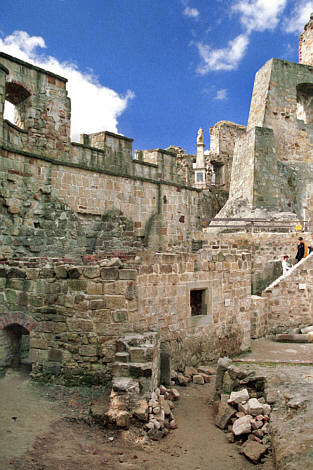 Mury zamkowe i pomnik kościuszki stojący na zamku górnym