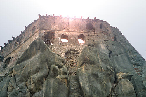 Mury zamku gónego na potężnej skale