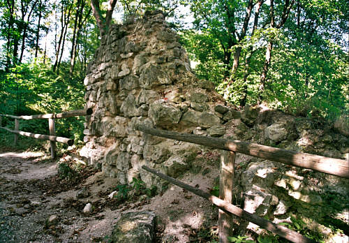 Fragmenty murów na dziedzińcu