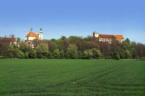 Widok na 2 najważniejsze zabytki miasta: barokowy kościół z XVII w. i zamek biskupi z XIII w.