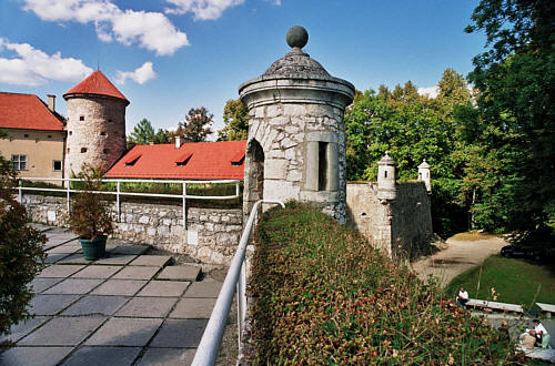 Wieżyczki na bastionach (kawaliery) i szczyt baszty średniowiecznej