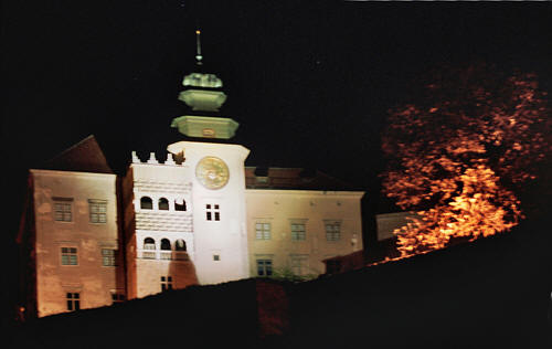 Zamek w Pieksowej Skale nocą