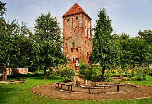 Po zamku krzyżackim z XIV wieku pozostała potężna wieża na przedzamczu