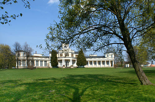 Pałac w obecnej postaci - w stylu klasycystycznym z elementami historyzującymi ukształtował Jozefat Budny