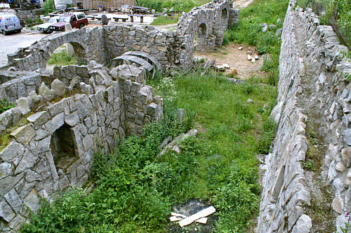 Bliżej nieznane ruiny (chyba sztuczne) przy Muzeum Ziemi