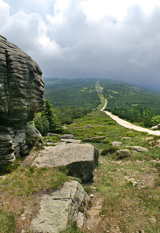 Widok na szlak czerwony na Szrenicę spod szczytu Twarożnik
