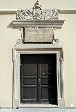 Wejście do klasztoru ozdobione portalem z tarczą herbową