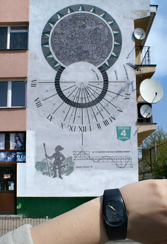 Zegar słoneczny w rynku wraz z wykresem korekt  jakie trzeba dopełnić aby godzina się zgadzała