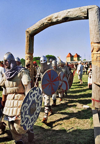 IX Festiwal Wikingów w roku 2003 - wojowie schodzą z placu boju