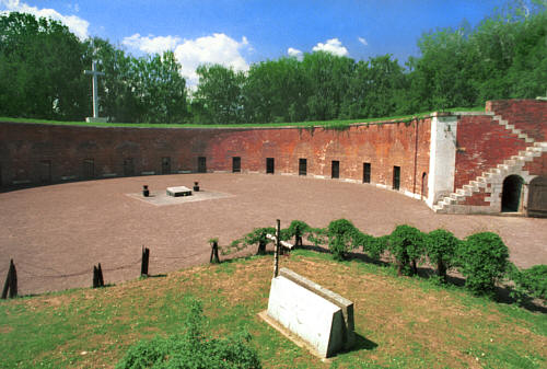 Obronna rotunda z XIX wieku - podczas II wojny św. miejsce kaźni ludności Zamojszczyzny
