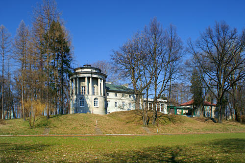 Pałac z XIX w. zbudowany z inicjatywy Magdaleny z Dzieduszyckich Morskiej wg projektu Ch. P. Aignera