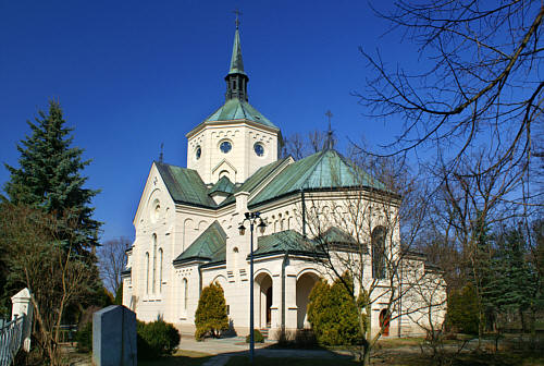 Badzo ładny neoromański kościół z XIX wieku wg projektu J. Zachariewicza