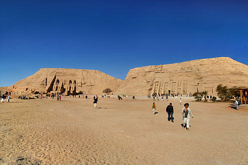 Świątynie powstały w XIII w. p.Chr. za panowania Ramzesa II. Odkopano je z piasku w 1817 r. Wtedy położone były nad Nilem, dziś nad sztucznie utworzonym jeziorze Nasera